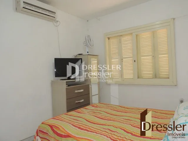 Quarto com cama e janela em um imóvel.