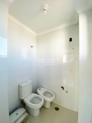 Foto de um banheiro interno com vaso sanitário branco.