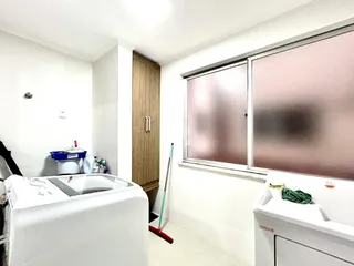 Foto de um ambiente interno com janela e armário de madeira.