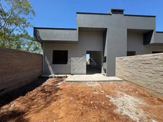 Fachada moderna de uma casa em Lajeado, Brasil, com área externa de terra.