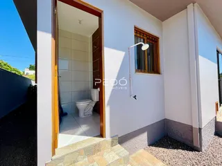 Um banheiro interno com revestimento cerâmico branco.