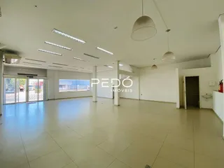 Foto de um ambiente interno amplo com piso claro.