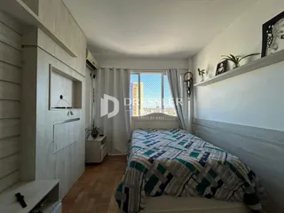Quarto com janela e decoração de parede em apartamento em Lajeado.