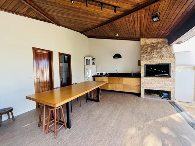Foto da área social e cozinha de uma residência em Lajeado.