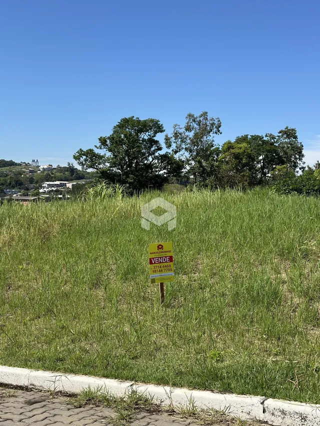 paisagem de campo com grama alta e uma placa no meio