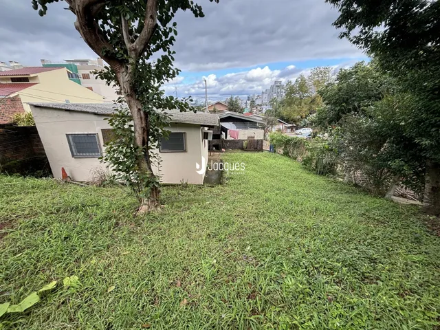 Fachada de uma casa em Lajeado, Brasil, com gramado e árvores.