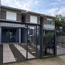 Foto da fachada de uma residência com grade de segurança em Lajeado.