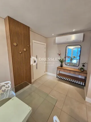 Interior de uma sala com painel de madeira e piso de cerâmica.