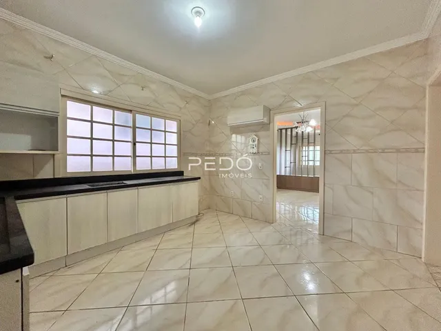 Ambiente interno de uma cozinha com piso de cerâmica e paredes claras.
