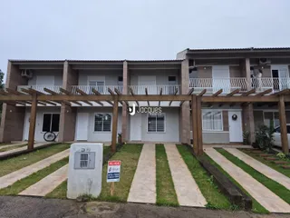 Fachada de um prédio residencial em Lajeado, Brasil, com terraço e calçadas.