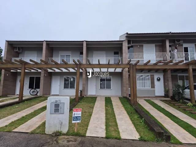 Fachada de um prédio residencial em Lajeado, Brasil, com terraço e calçadas.