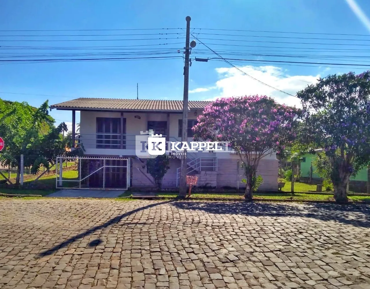 Fachada de uma casa residencial em Lajeado, Brasil, com jardim frontal.