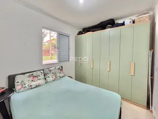 Quarto com cama e armário em um imóvel no Brasil.