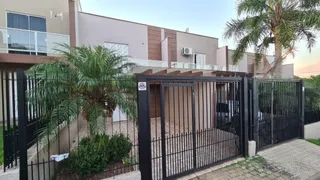Foto da fachada de uma propriedade com cerca de metal preta.