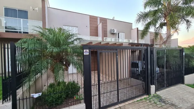 Foto da fachada de uma propriedade com cerca de metal preta.