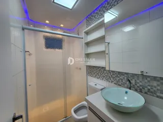 Foto de um banheiro moderno com revestimento cerâmico e bancada branca.