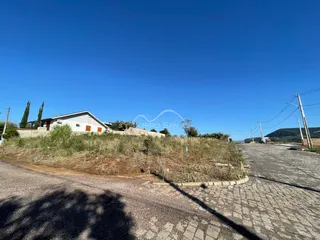 Vista externa de uma residência em Lajeado, Brasil, com vegetação ao redor.