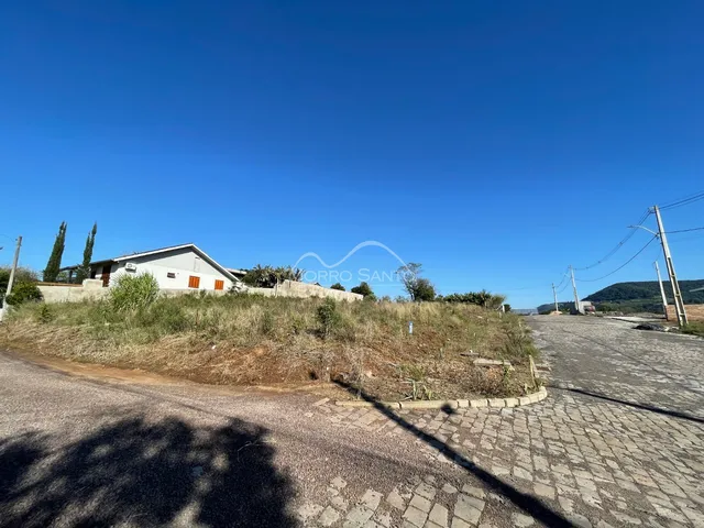 Vista externa de uma residência em Lajeado, Brasil, com vegetação ao redor.