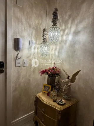 Foto de um corredor interno com decoração de parede e um móvel de madeira.