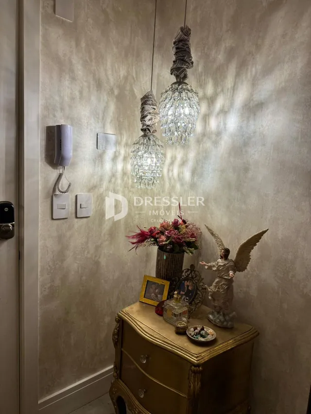 Foto de um corredor interno com decoração de parede e um móvel de madeira.