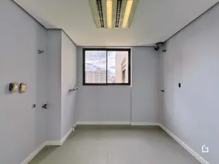 Hall de entrada com janela de vista para a cidade.