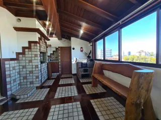 Sala com piso de cerâmica e vista da cidade.