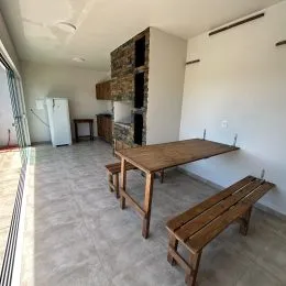 Foto de um ambiente interno com piso claro e estrutura de madeira.
