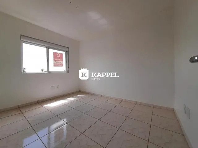Sala de estar com piso de cerâmica e janela clara.