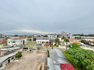 Vista aérea da propriedade em Lajeado, Brasil, mostrando o terreno e as construções vizinhas.