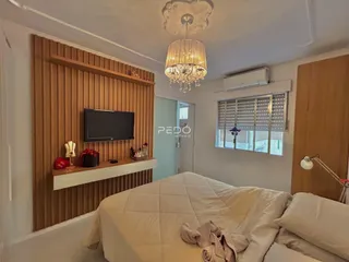 Quarto com cabeceira e decoração moderna em um imóvel no Brasil.