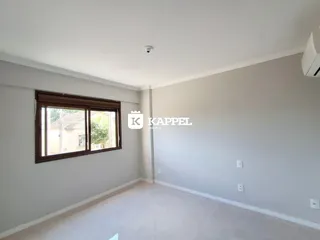 Foto de um ambiente interno com paredes brancas e piso claro.
