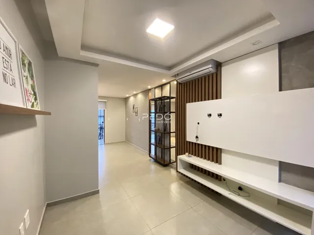 Hall de entrada moderno com piso claro e paredes neutras.