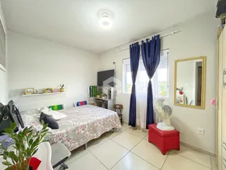 Quarto com cama e janela em um imóvel no Brasil.