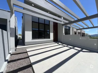 Fachada moderna de uma residência em Lajeado, Brasil, mostrando a área externa.