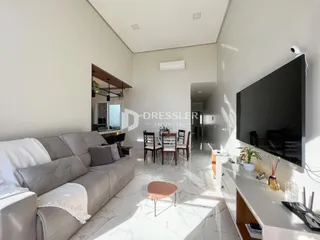 Sala de estar moderna com piso de mármore claro e sofá cinza.