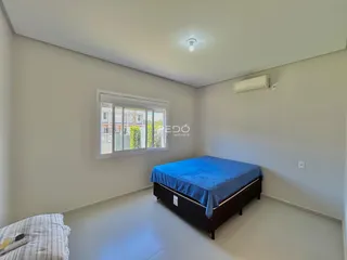 Foto de um quarto com cama e janela em um imóvel.