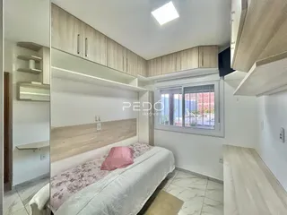 Quarto com armários e janela em um imóvel no Brasil.