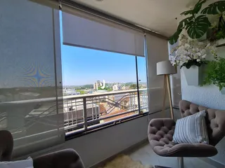 Vista da janela de uma sala com vista para a paisagem urbana.