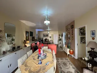 Imagem de uma sala de estar com decoração tradicional em Lajeado.