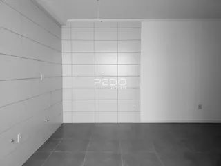 Imagem de um ambiente interno com paredes brancas e piso de cerâmica.