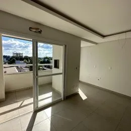 Vista de uma janela interna mostrando um ambiente claro com piso de cerâmica.
