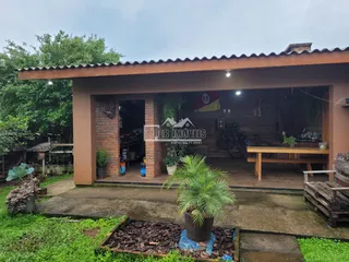 Fachada de uma casa em Lajeado, Brasil, com um deck de madeira e jardim.