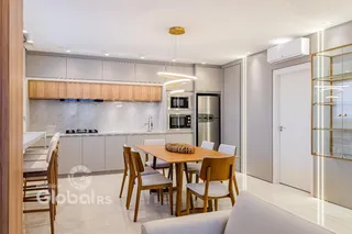 Foto de uma cozinha e sala de jantar moderna em um imóvel.