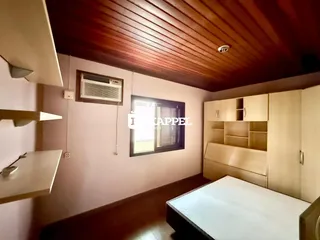 Quarto com teto de madeira e ar condicionado instalado.