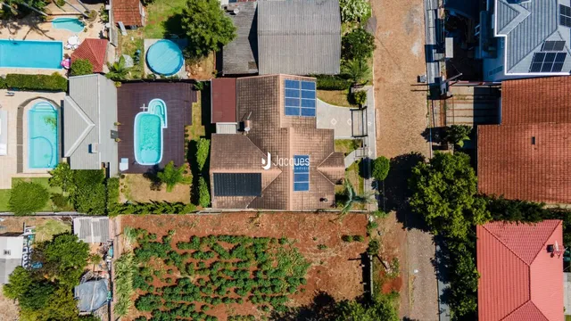 Vista aérea da propriedade residencial em Lajeado, Brasil, mostrando o quintal e a piscina.