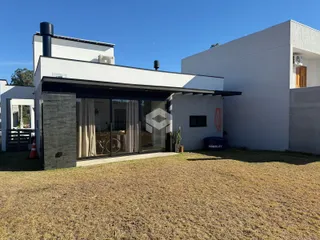 Fachada de uma residência moderna em Lajeado, Brasil.
