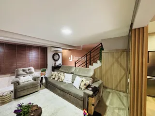 Sala de estar com sofá e decoração em um imóvel no Brasil.