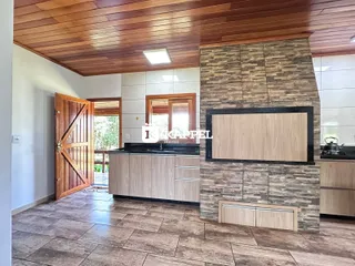 Cozinha com armários de madeira e piso de cerâmica.