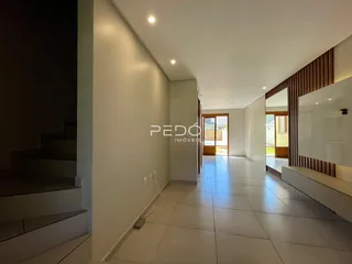 Hall de entrada com piso de cerâmica e paredes brancas em um imóvel no Brasil.