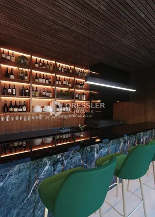 Imagem de um ambiente interno com estantes de vinho e assentos verdes.
